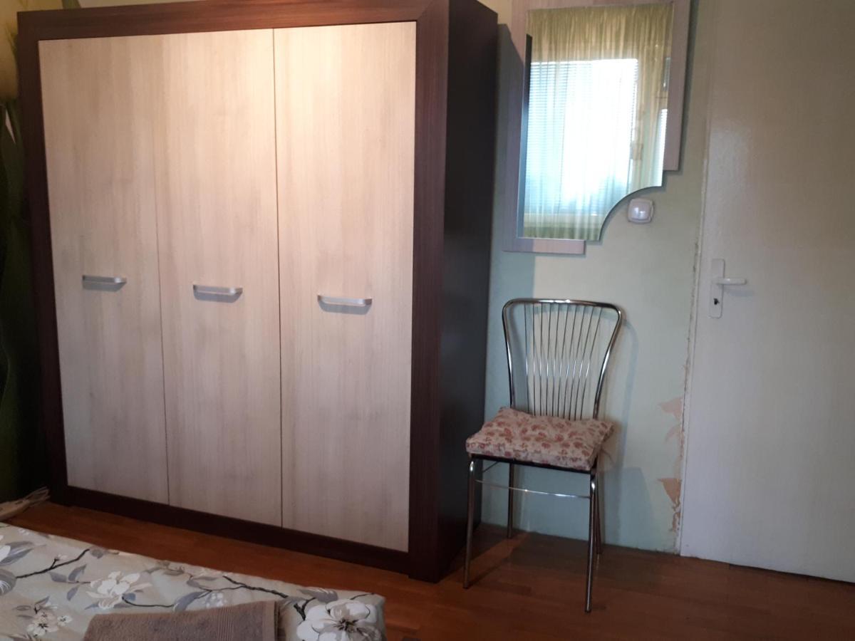 Gazde/Camere de închiriat Tulips - For Overnight Travelers, Close To The Airport, Parking